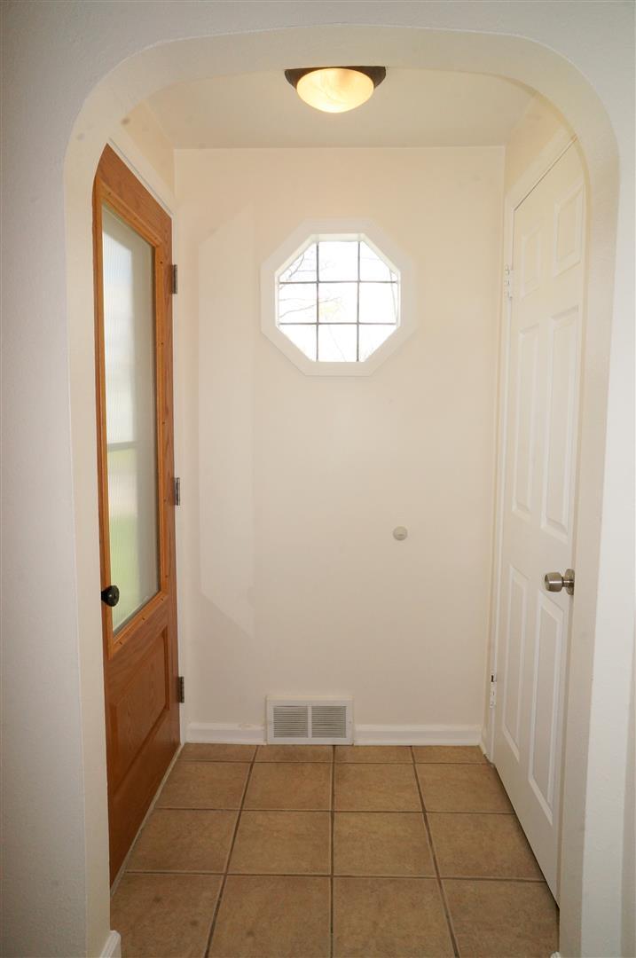 810 Briarcliff Road Jackson, MI 49203 - Photo 2 of 31 .