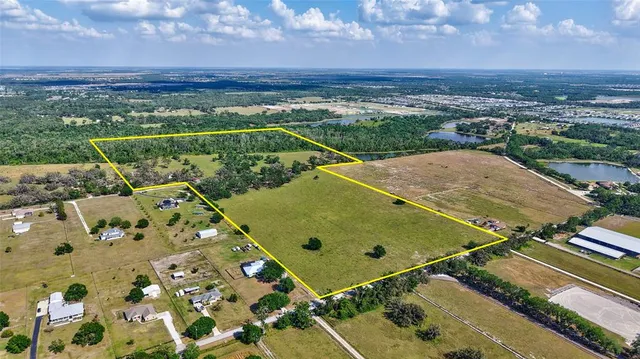 a view of a tennis court