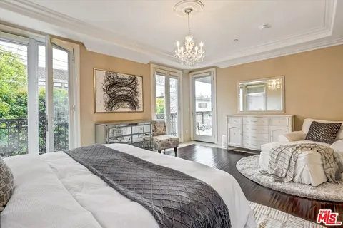 $1,088,000 | 11952 Montana Avenue, Unit 303, Los Angeles, CA 90049