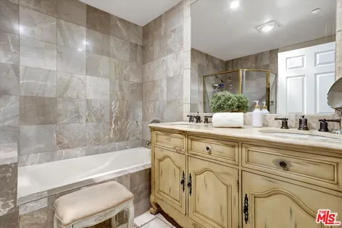 $1,088,000 | 11952 Montana Avenue, Unit 303, Los Angeles, CA 90049