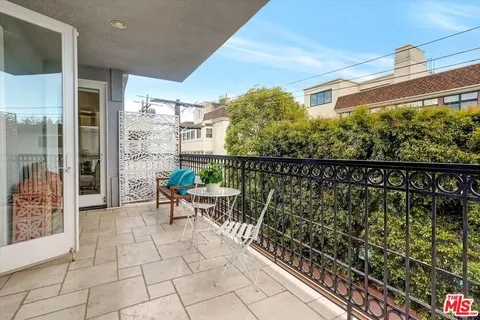 $1,088,000 | 11952 Montana Avenue, Unit 303, Los Angeles, CA 90049