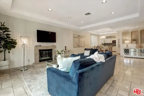 $1,088,000 | 11952 Montana Avenue, Unit 303, Los Angeles, CA 90049