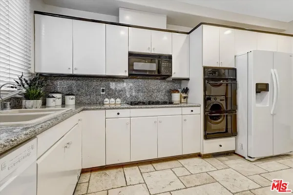 $1,088,000 | 11952 Montana Avenue, Unit 303, Los Angeles, CA 90049