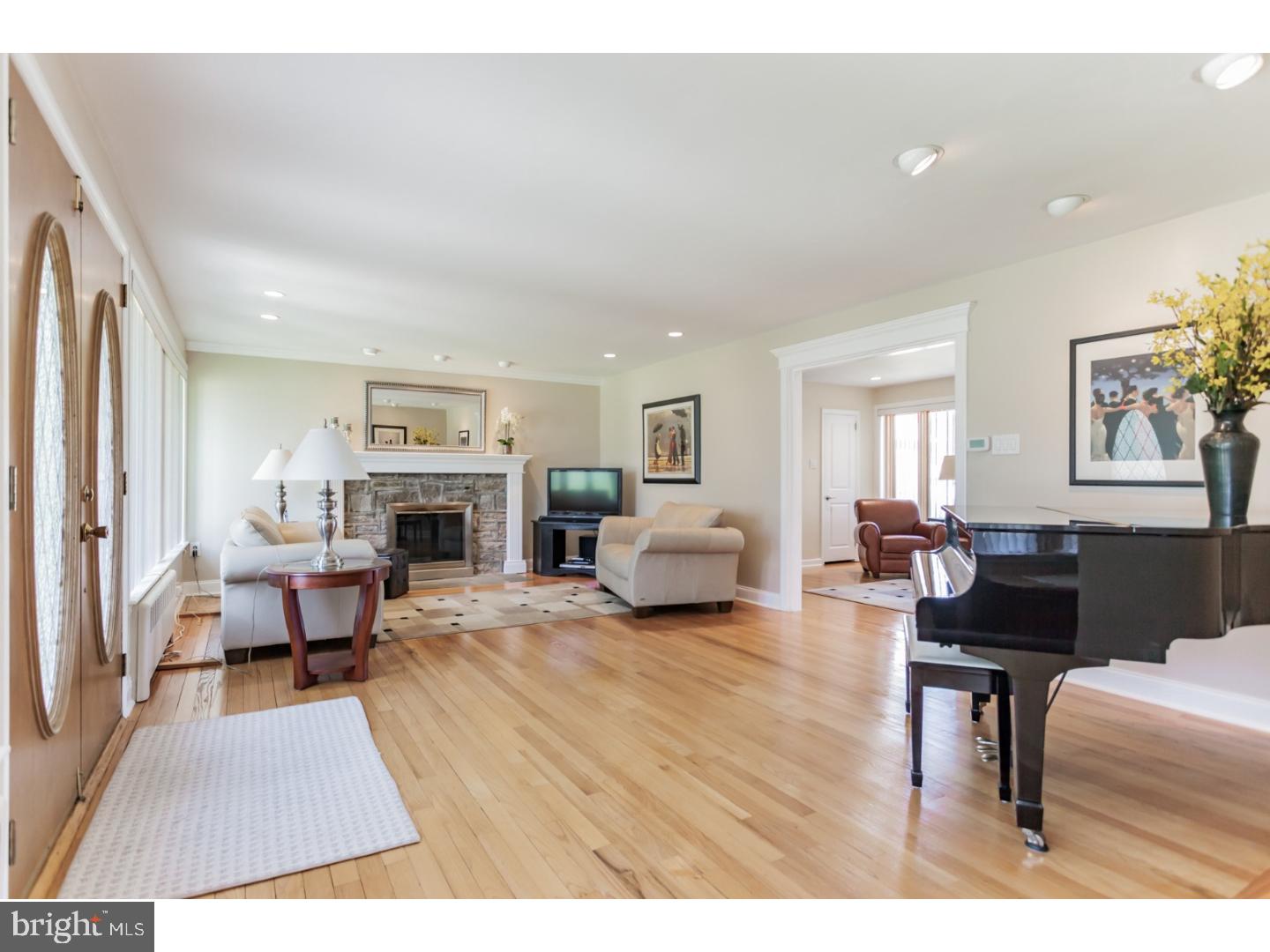 1000 Welsh Road Philadelphia, PA 19115 - Photo 4 of 25 Living Room