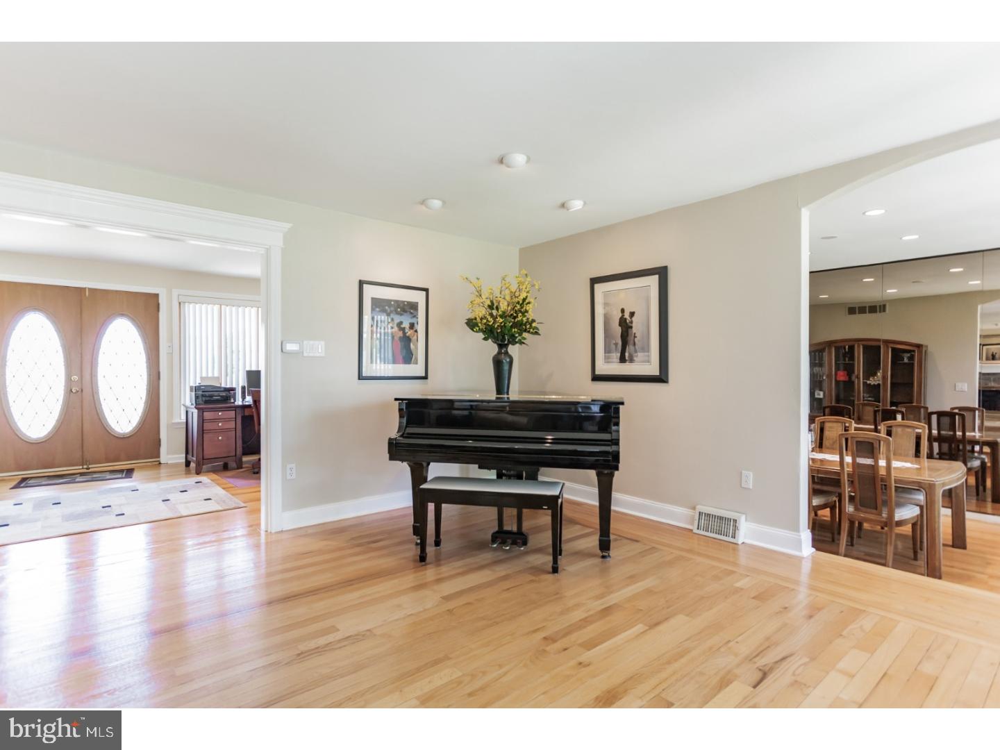 1000 Welsh Road Philadelphia, PA 19115 - Photo 5 of 25 Living Room