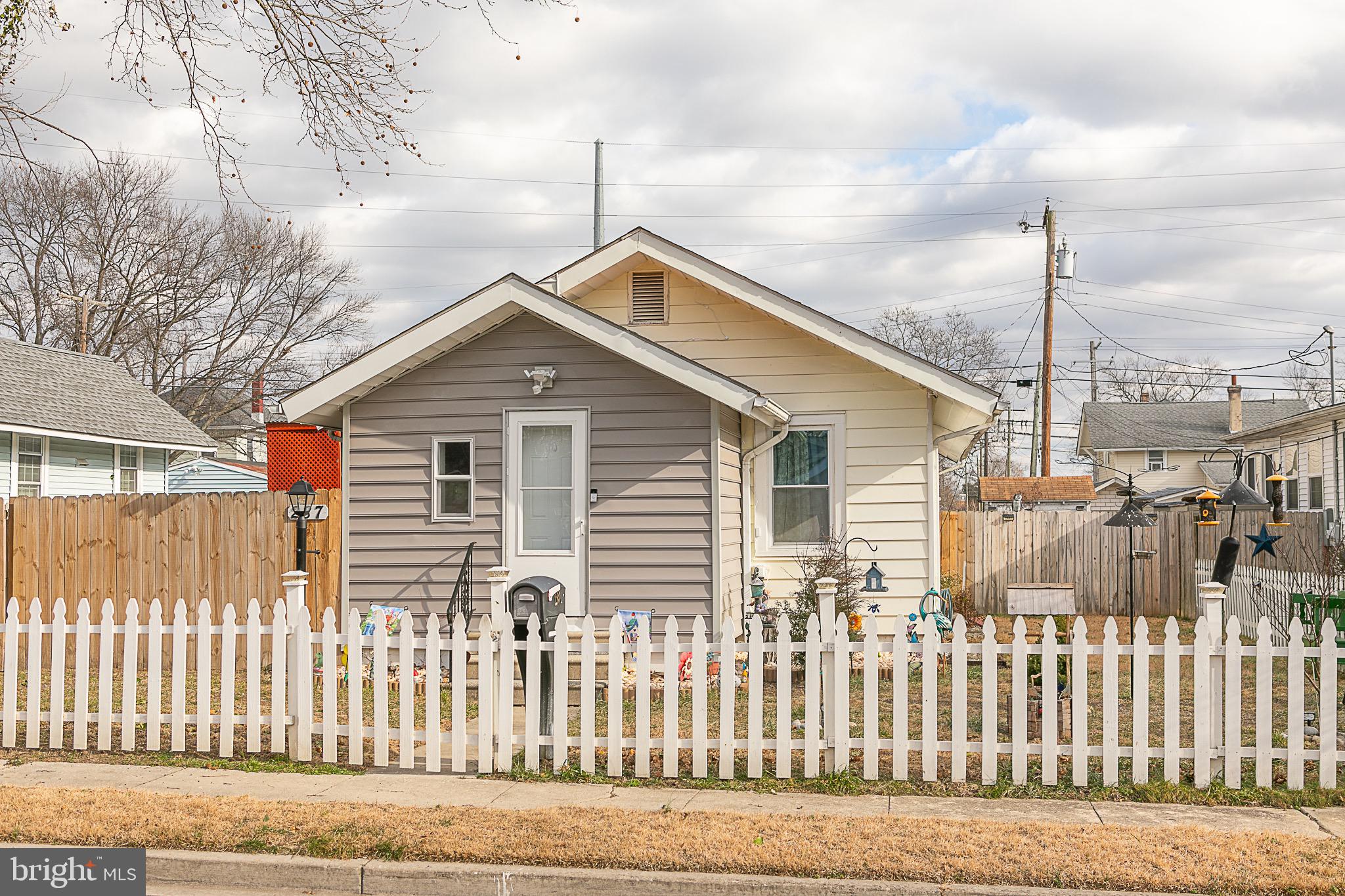 287 Jefferson Street Carneys Point, NJ 08069 - Photo 3 of 31 a front view of a house
