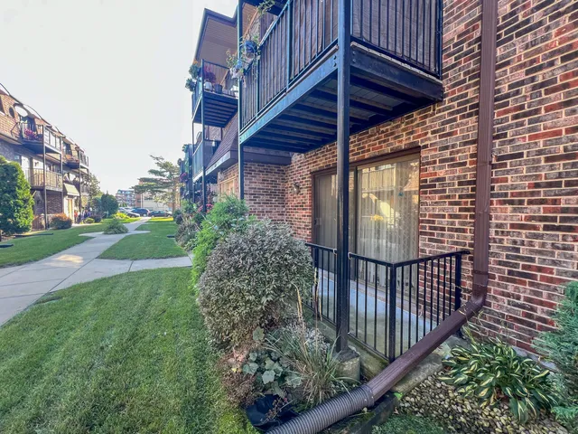 a view of a backyard with pathway