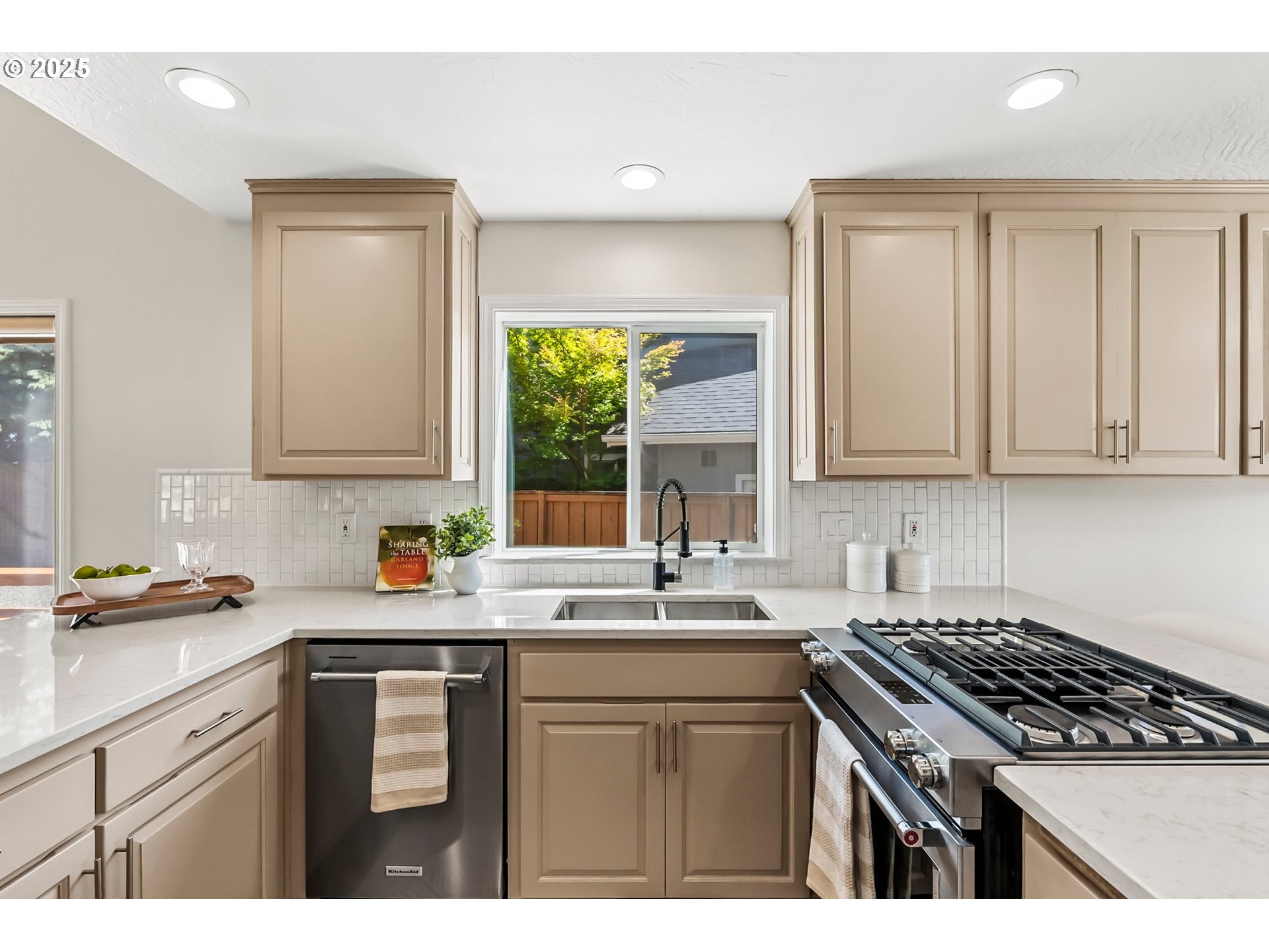 1860 Ridgley Boulevard Eugene, OR 97401 - Photo 13 of 38 Kitchen