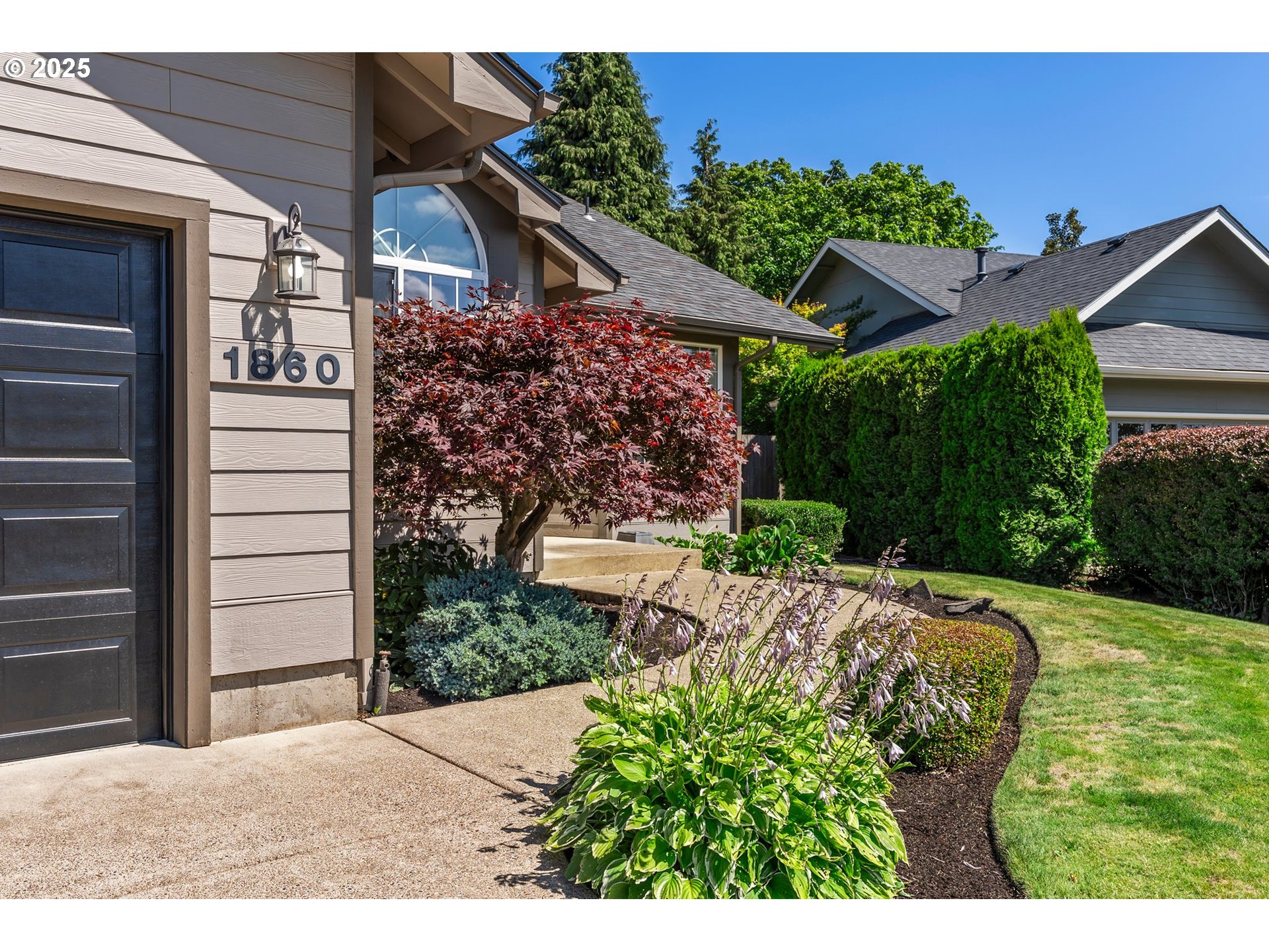 1860 Ridgley Boulevard Eugene, OR 97401 - Photo 2 of 38 Front Yard