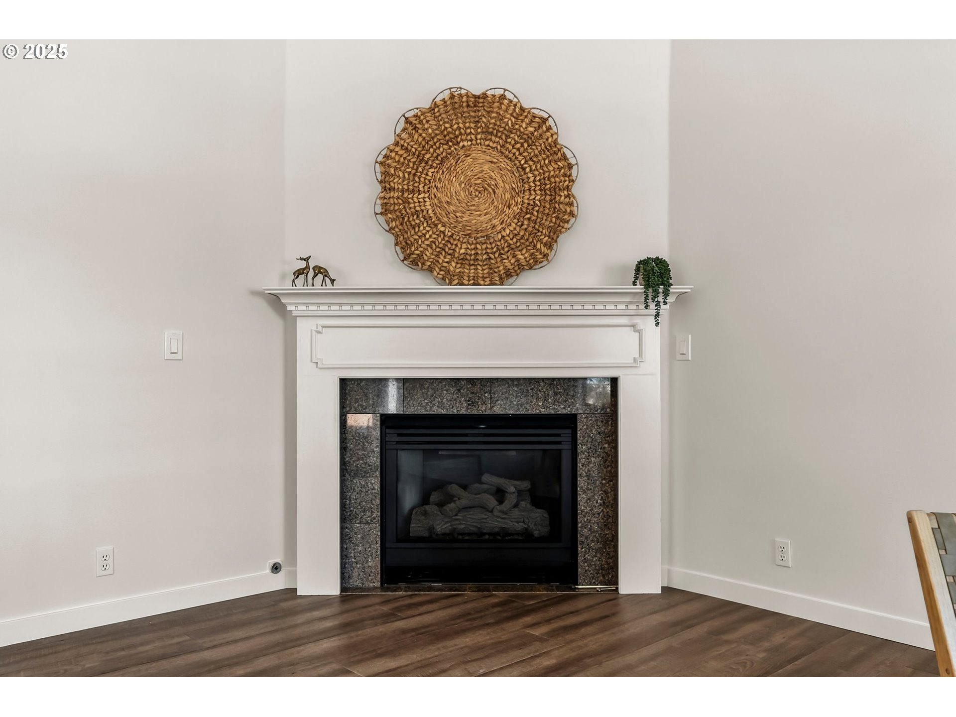 1860 Ridgley Boulevard Eugene, OR 97401 - Photo 7 of 38 Living Room