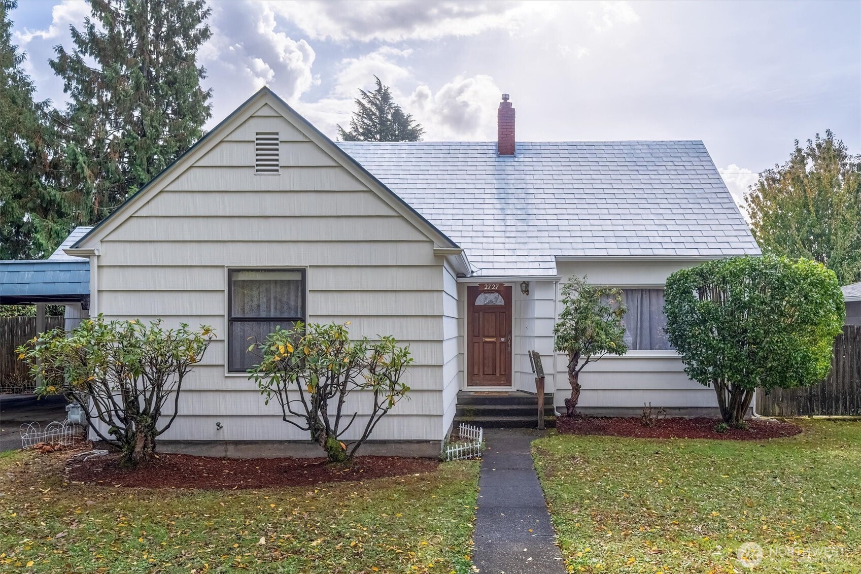 2727 Hemlock Street Longview, WA 98632 - Photo 1 of 40 a front view of a house with garden