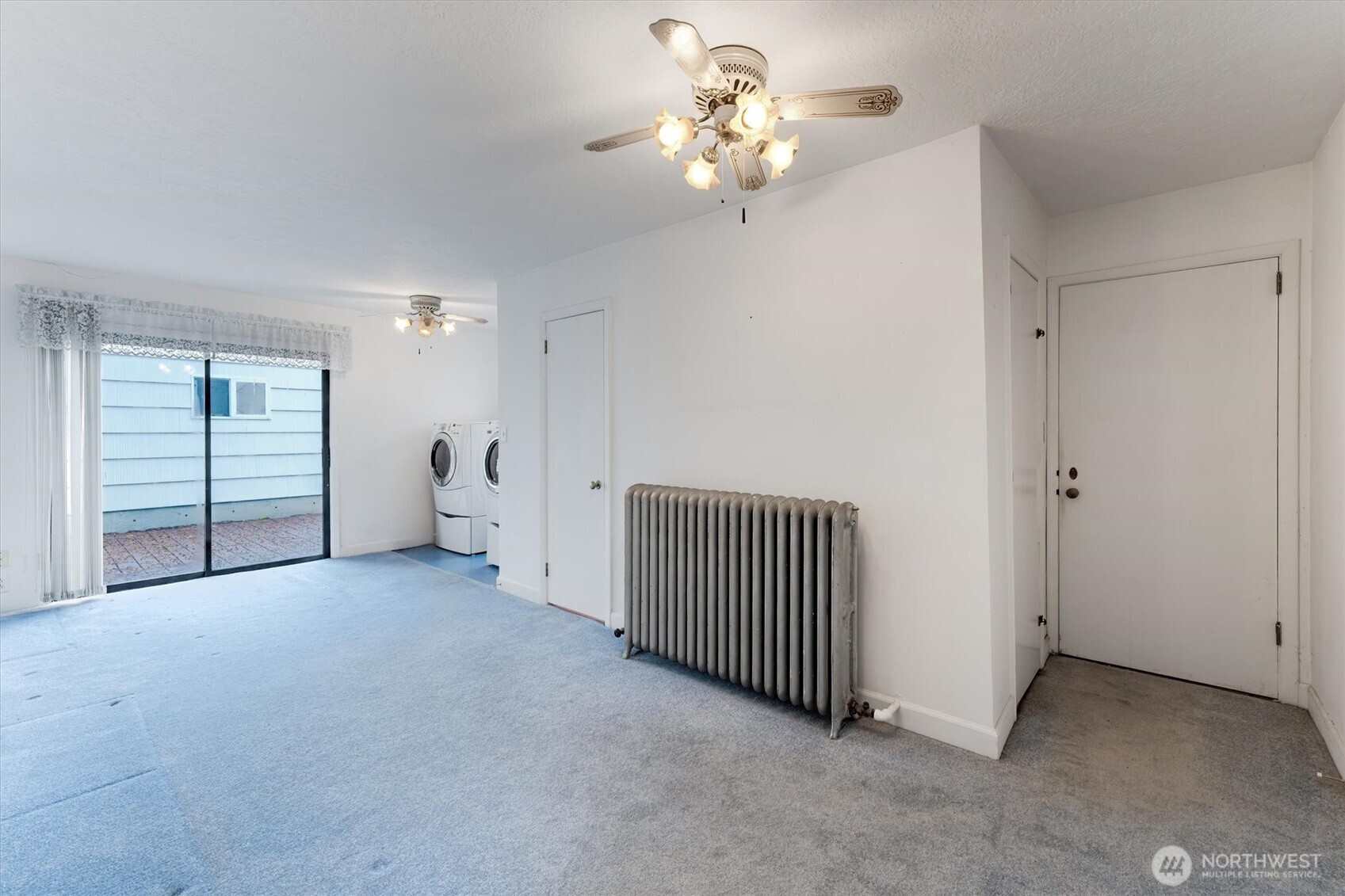 2727 Hemlock Street Longview, WA 98632 - Photo 24 of 40 an empty room with chandelier fan