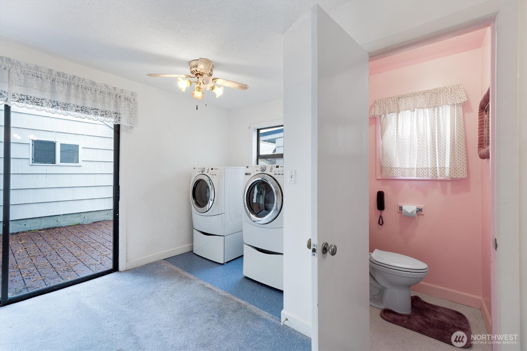 2727 Hemlock Street Longview, WA 98632 - Photo 25 of 40 a bathroom with a toilet and a mirror