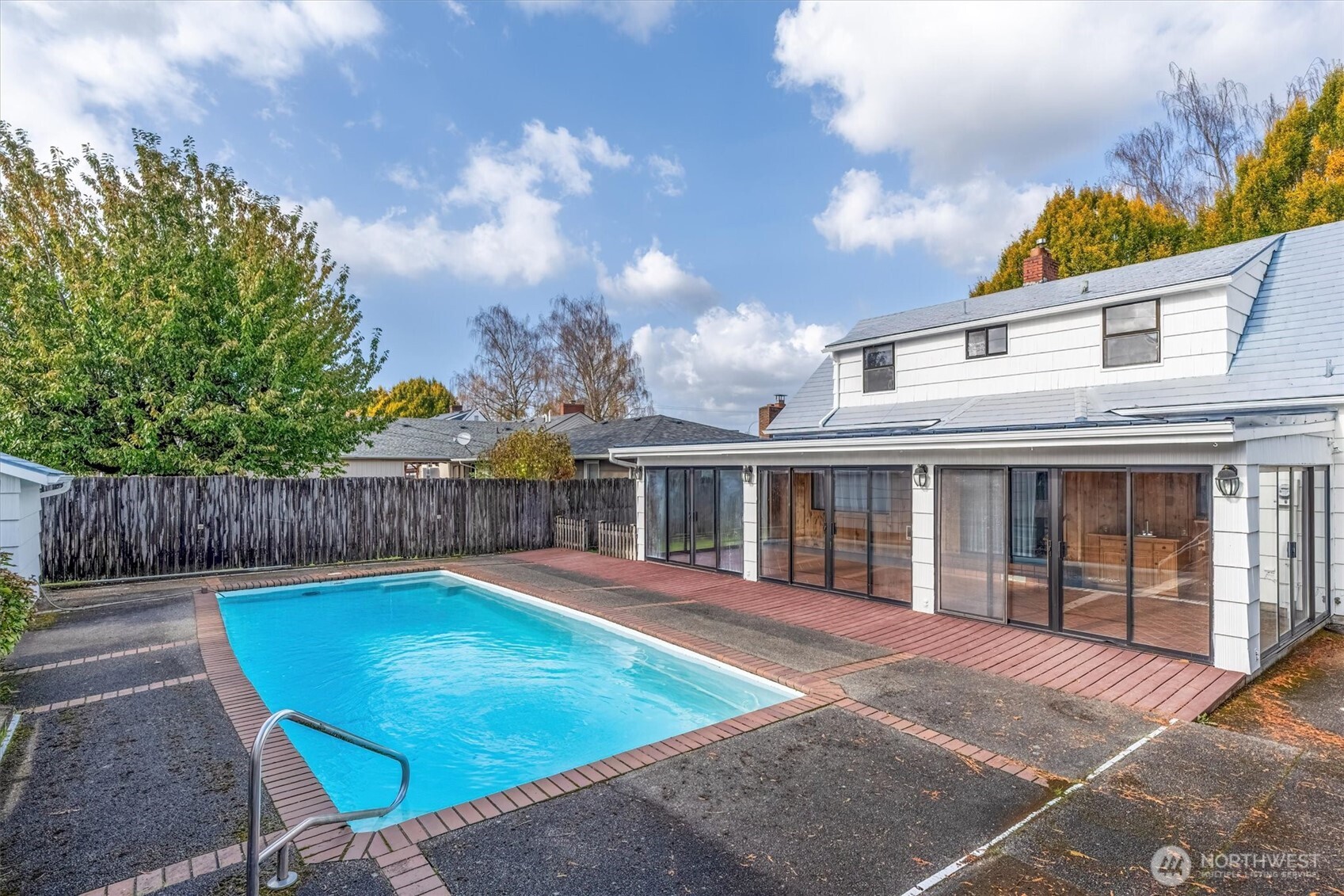 2727 Hemlock Street Longview, WA 98632 - Photo 32 of 40 a view of a house with backyard and porch
