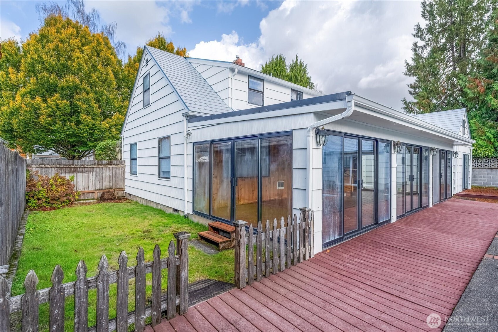 2727 Hemlock Street Longview, WA 98632 - Photo 34 of 40 a view of a house with backyard and wooden fence
