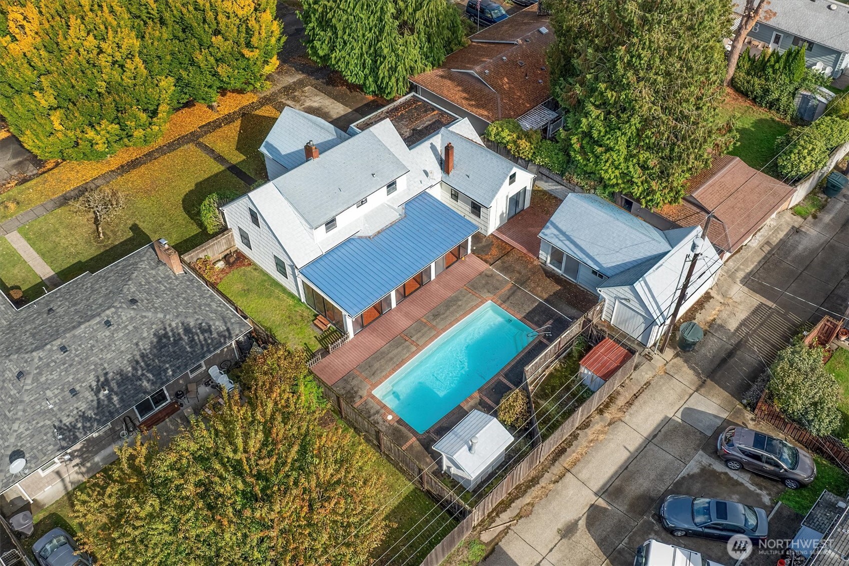 2727 Hemlock Street Longview, WA 98632 - Photo 35 of 40 an aerial view of a house with a garden