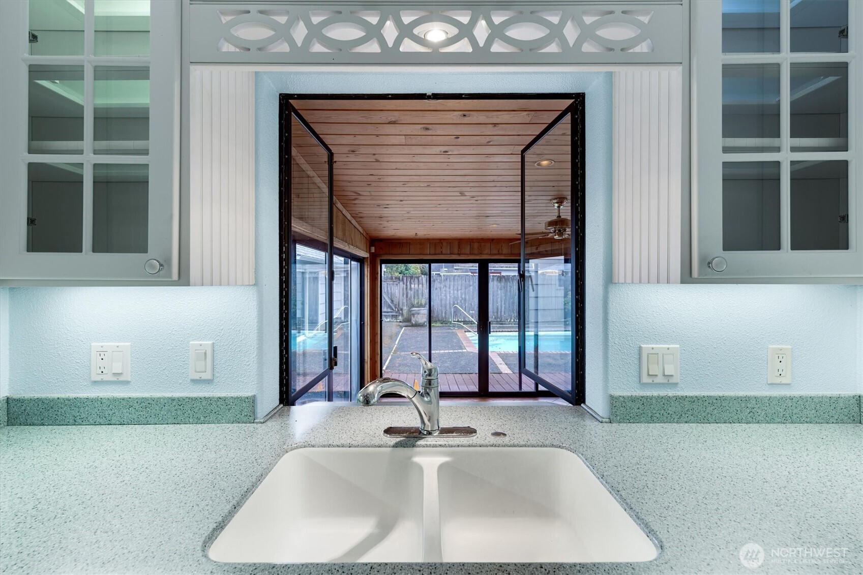 2727 Hemlock Street Longview, WA 98632 - Photo 5 of 40 a bathroom with a sink and a mirror