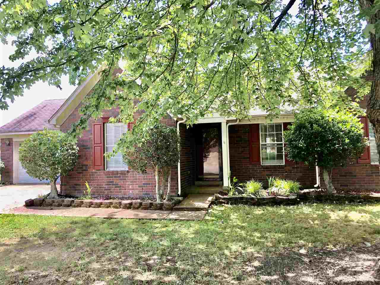 5509 Edwin Forest Road Memphis, TN 38141 - Photo 3 of 19 a front view of a house with garden