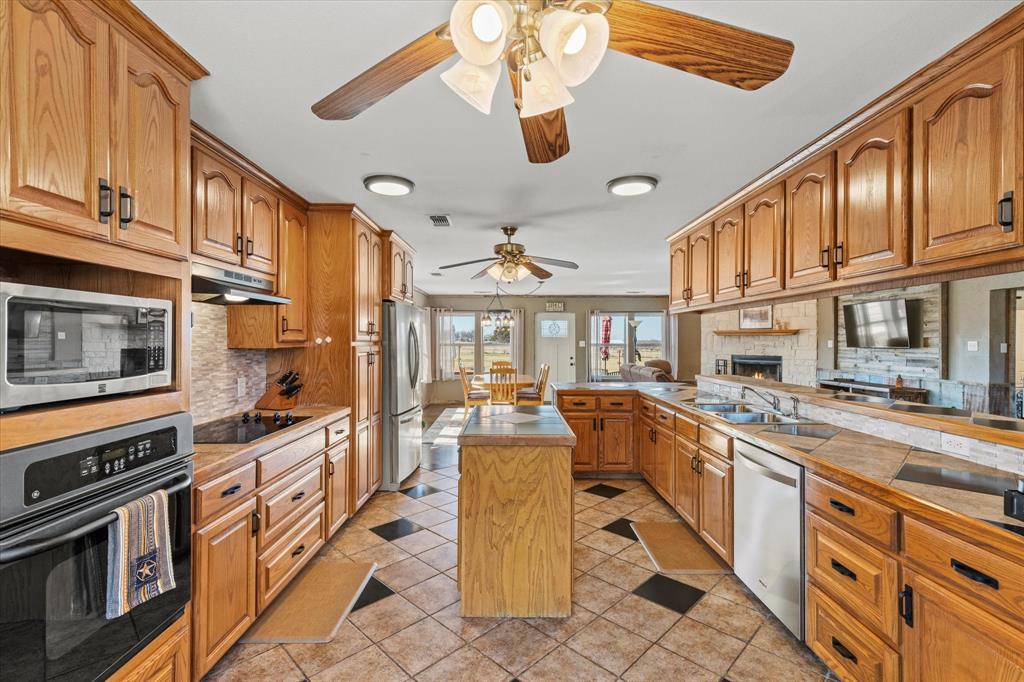 11975 Massey Road Pilot Point, TX 76258 - Photo 11 of 40