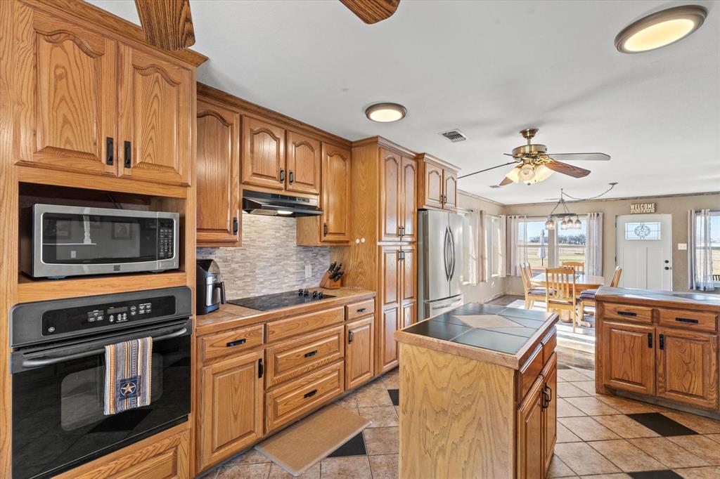 11975 Massey Road Pilot Point, TX 76258 - Photo 12 of 40