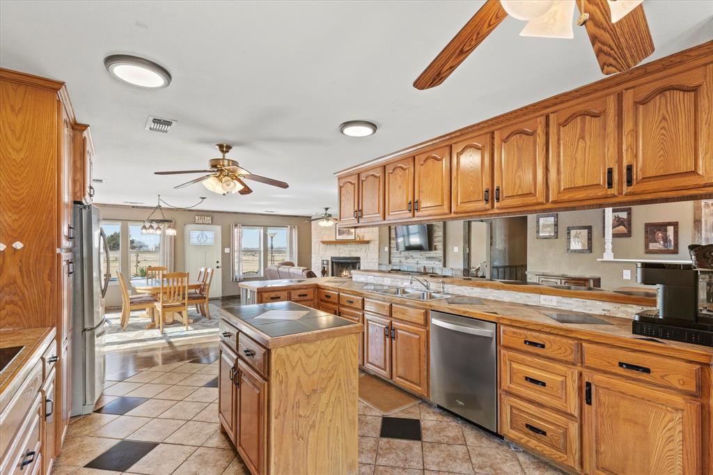 11975 Massey Road Pilot Point, TX 76258 - Photo 13 of 40