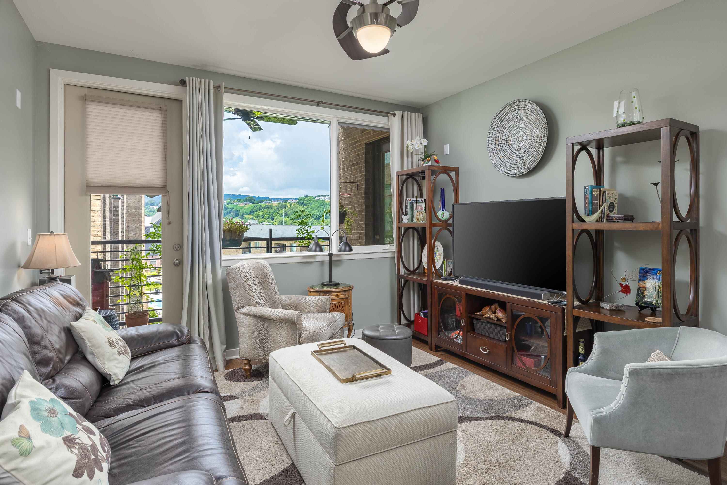200 Manufacturers Road, Unit 629 Chattanooga, TN 37405 - Photo 11 of 47 Living Room
