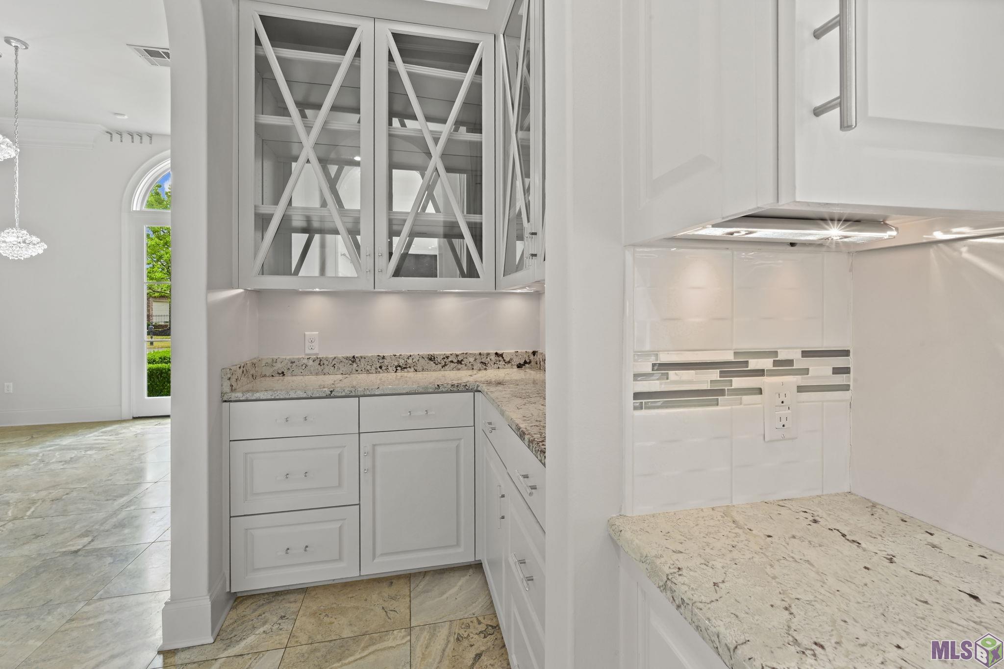 18642 Santa Maria Drive Baton Rouge, LA 70809 - Photo 11 of 38 Butler's Pantry