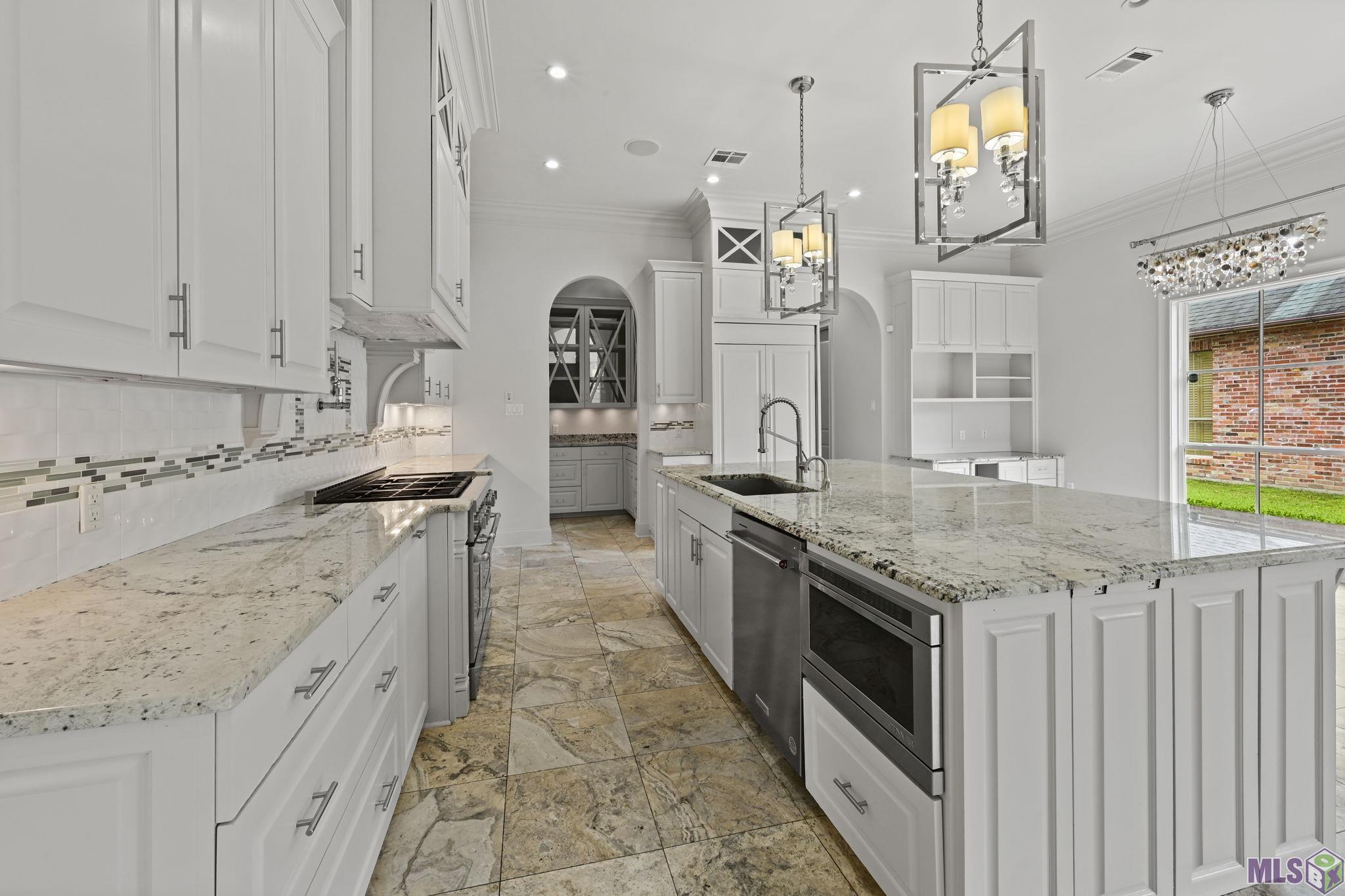 18642 Santa Maria Drive Baton Rouge, LA 70809 - Photo 10 of 38 Kitchen/Island
