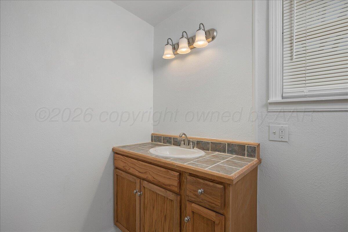 1609 Southwest 35th Avenue Amarillo, TX 79109 - Photo 20 of 25 20-Bathroom 2 view 2