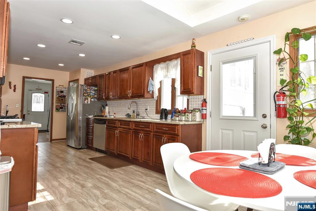 179 Kakeout Road Butler, NJ 07405 - Photo 9 of 38