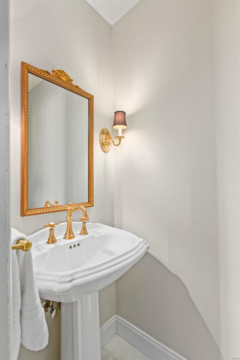 9754 Old Warson Road Ladue, MO 63124 - Photo 22 of 40