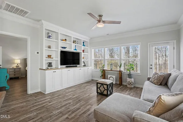 a picture of a bench in front