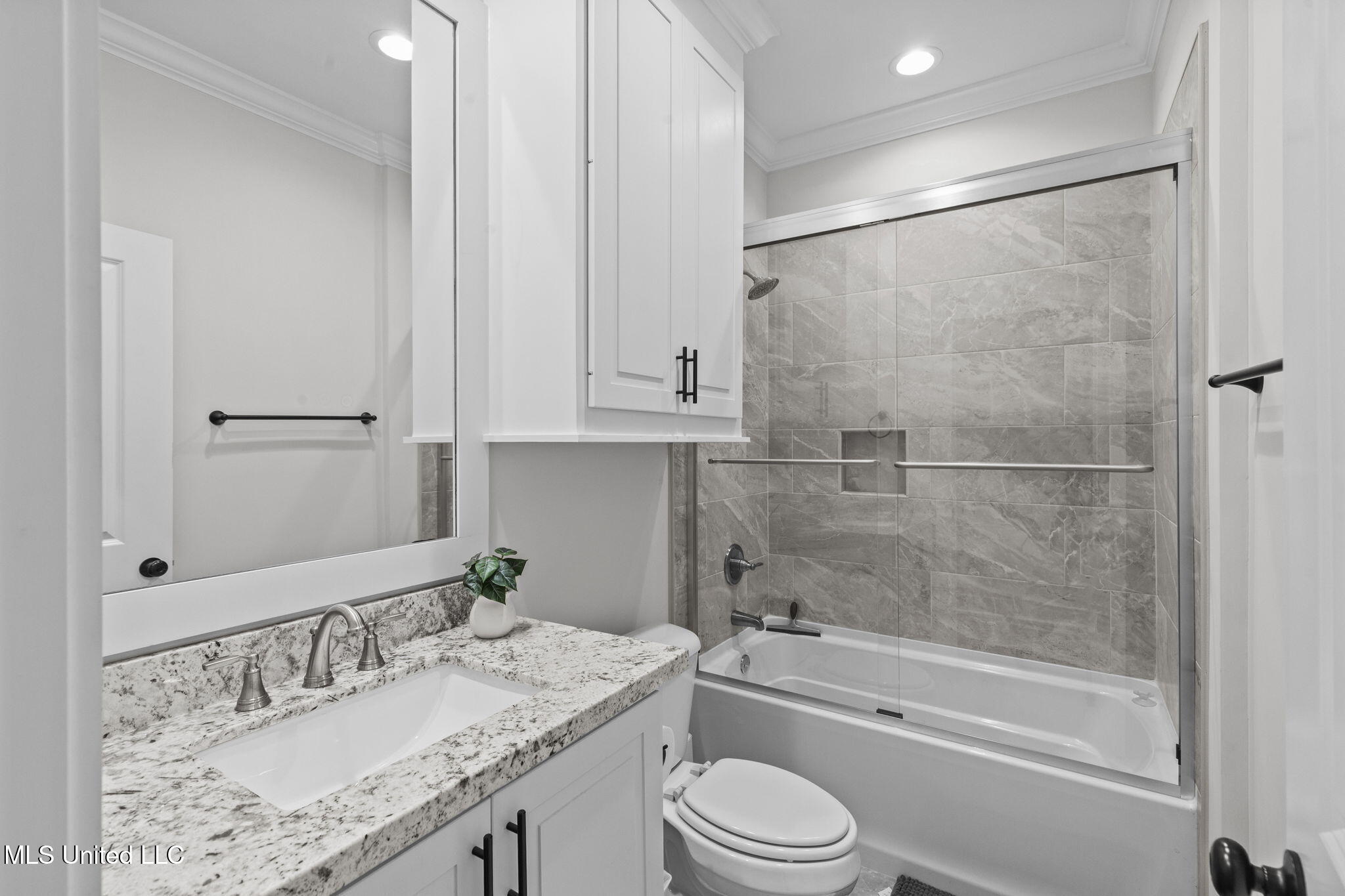 433 Crossvine Place Madison, MS 39110 - Photo 32 of 51 Hall Bath Off of Kitchen