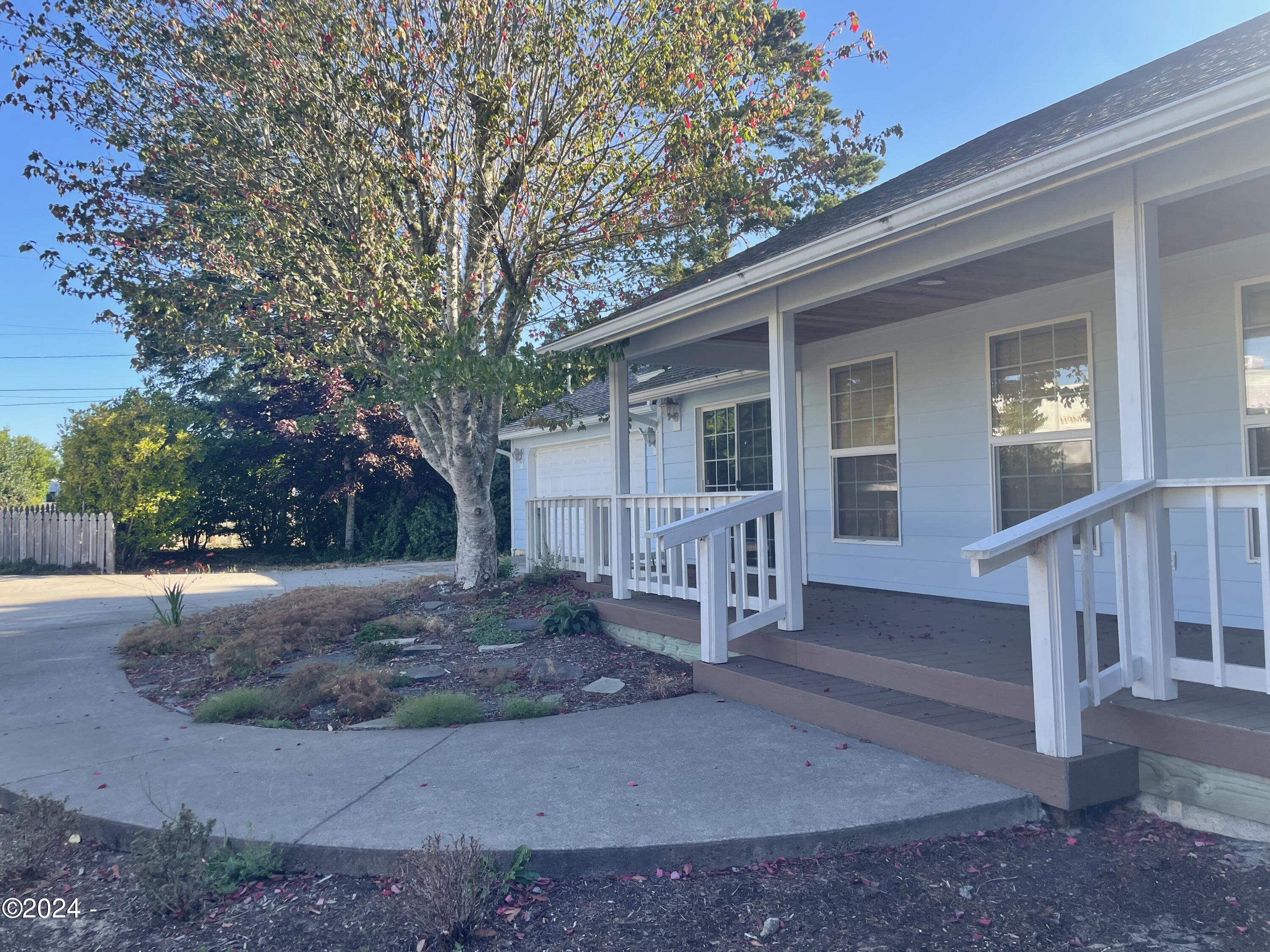 1910 37th Street Florence, OR 97439 - Photo 2 of 17 IMG_5970