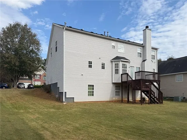 a view of a house with backyard