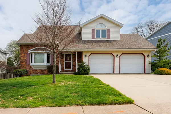 $300,000 | 1304 South Hershey Road, Bloomington, IL 61704