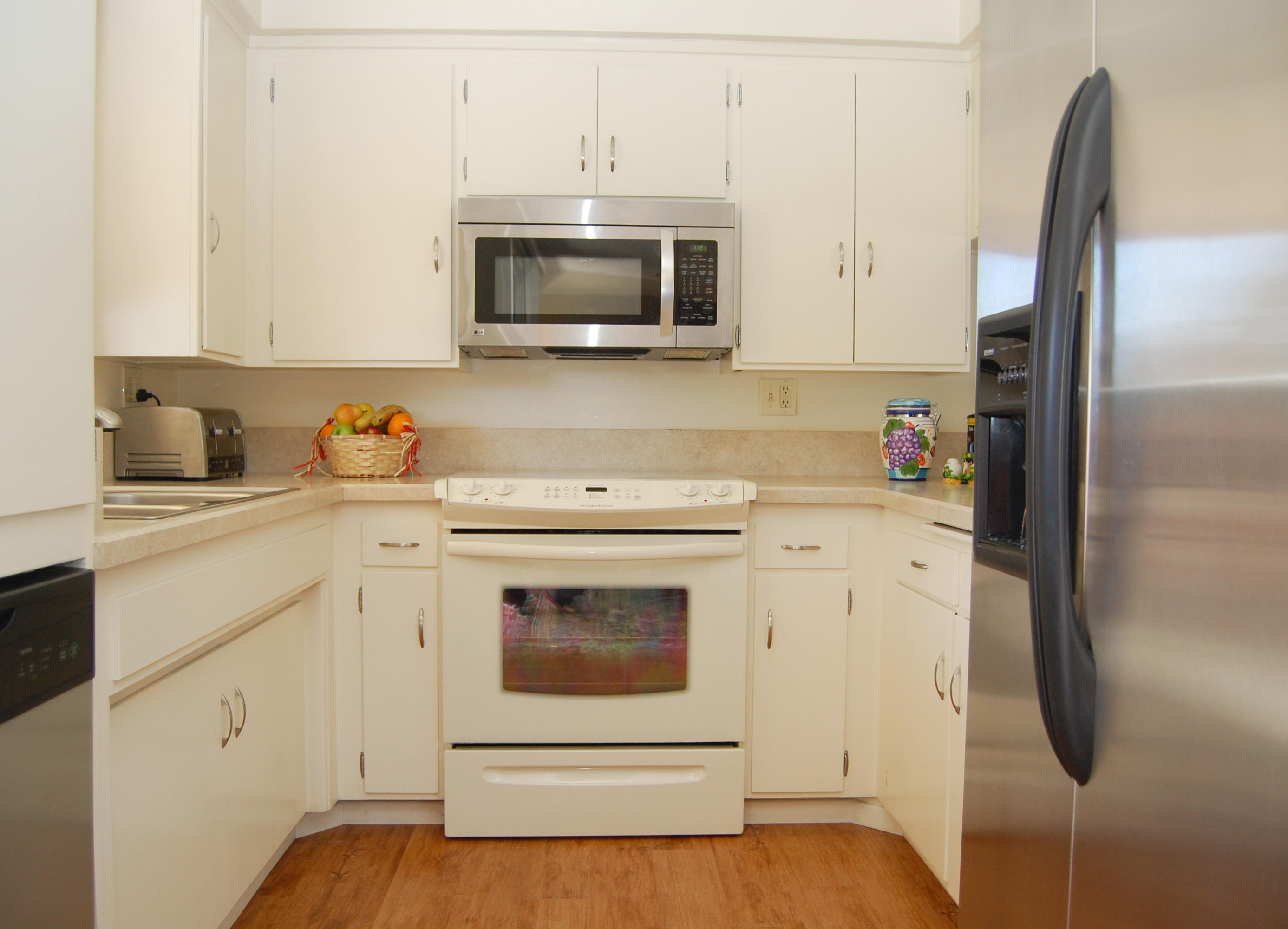5900 Encina Road, Unit 6 Goleta, CA 93117 - Photo 4 of 17 Updated Kitchen
