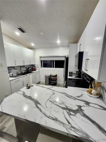 $2,300 | 7956 West 29th Lane, Unit 2015, Hialeah, FL 33018