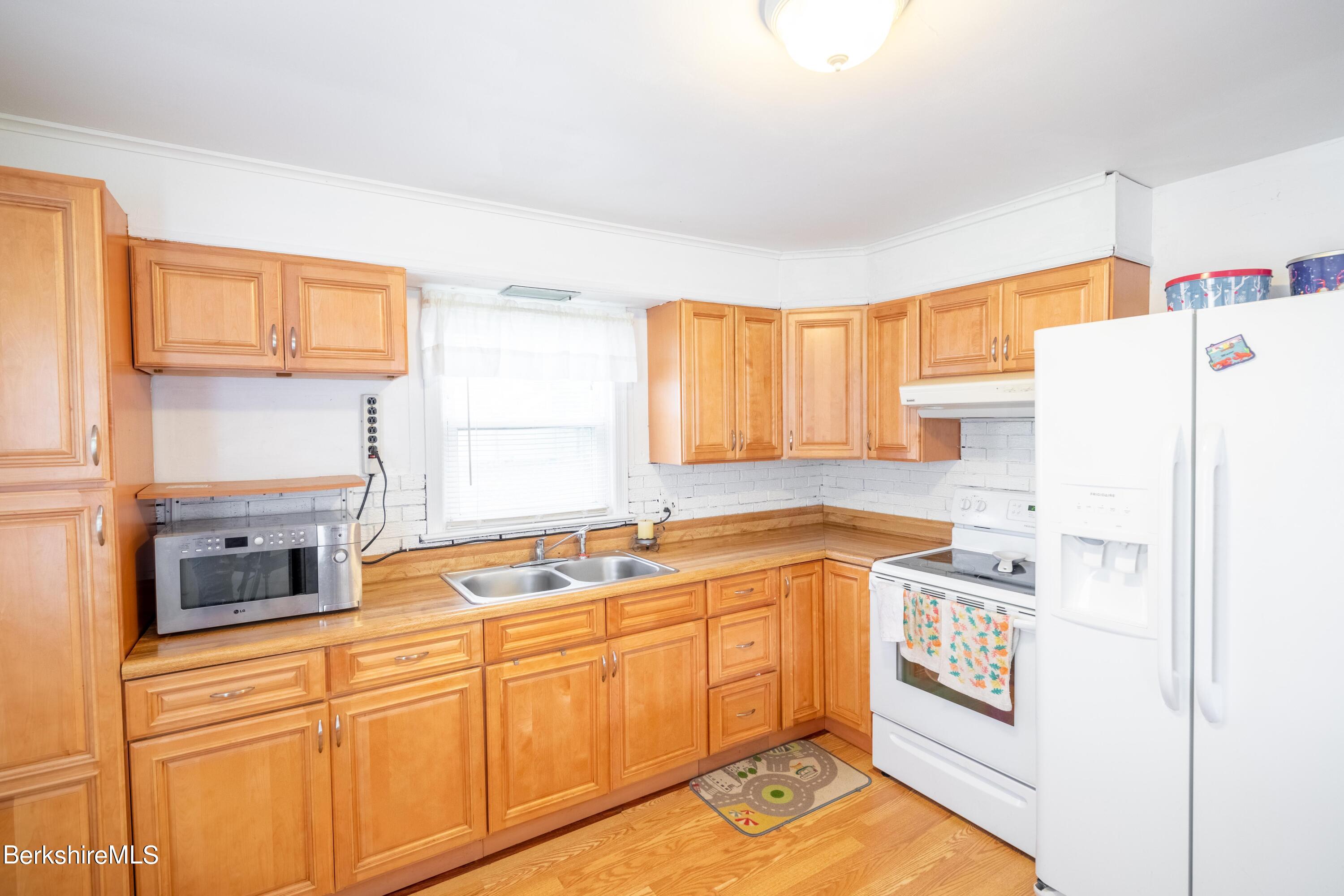 276 Cheshire Road Pittsfield, MA 01201 - Photo 10 of 24 Kitchen