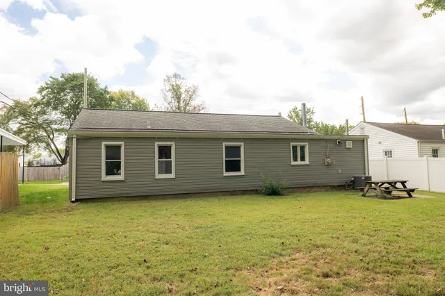 a view of a house with yard