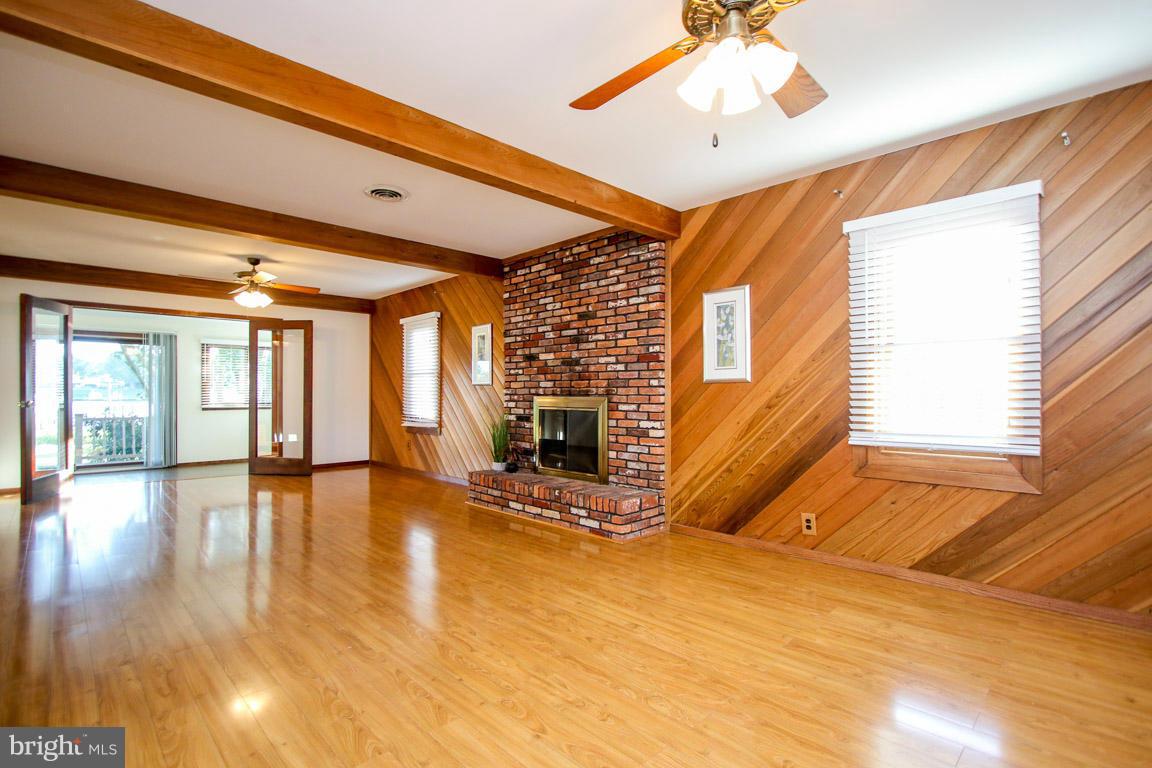 378 Riverside Drive Pasadena, MD 21122 - Photo 8 of 30 Living Room