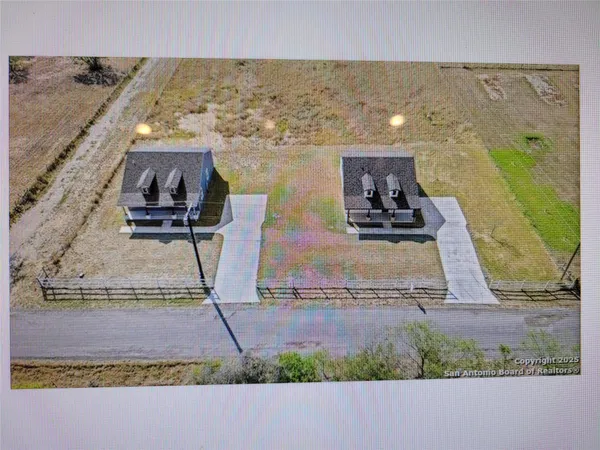 $464,800 | 577 County Road 422, Stockdale, TX 78160