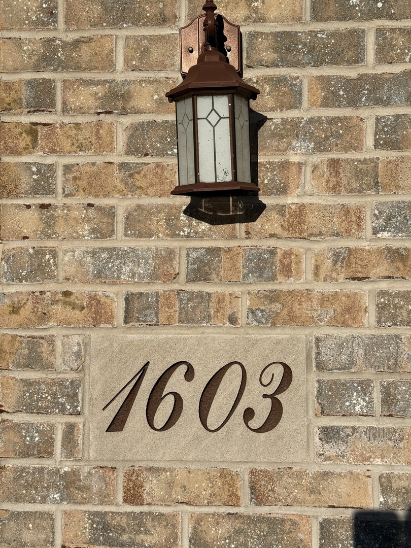 1603 Riverside Circle Dixon, IL 61021 - Photo 2 of 20 a close view of a door