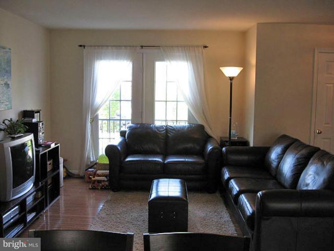 32 West Glebe Road Alexandria, VA 22305 - Photo 2 of 22 Living Room