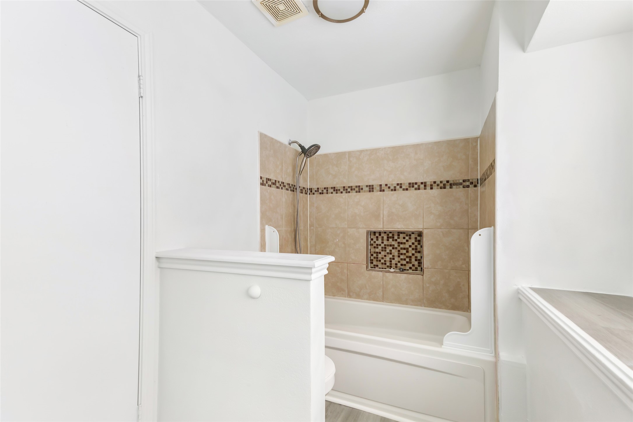 8315 Old Maple Lane Humble, TX 77338 - Photo 14 of 19 Large soaking tub.