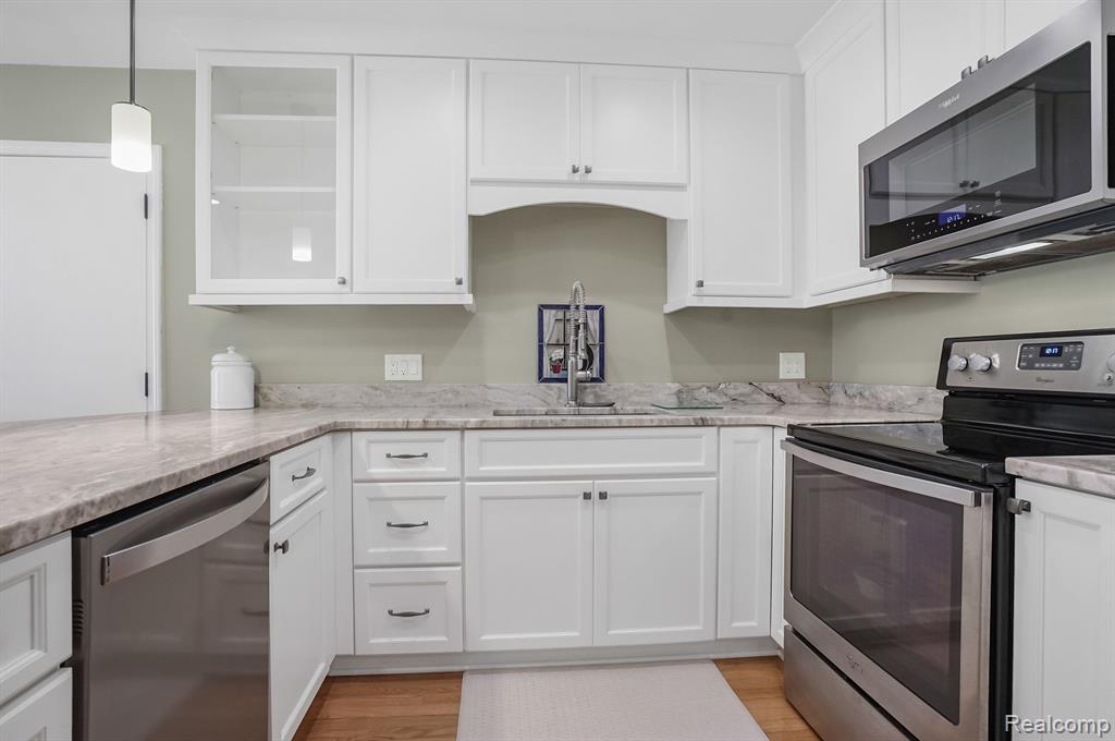 598 Tennyson Rochester Hills, MI 48307 - Photo 8 of 26