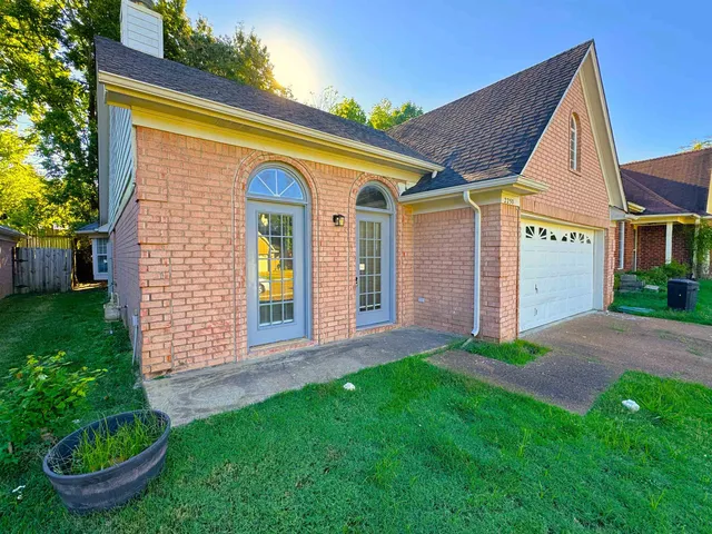 a view of a back yard of the house