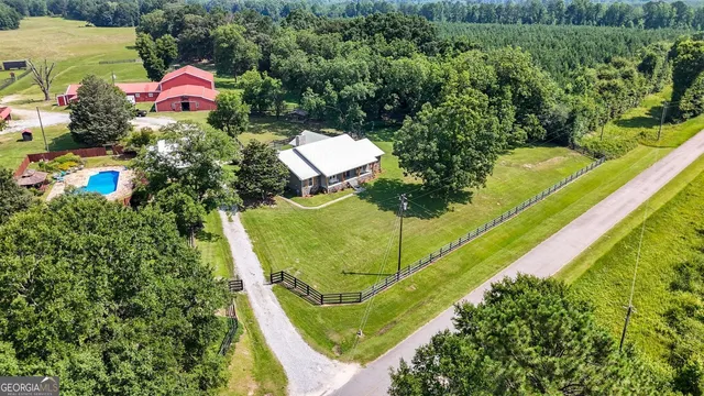 a view of a house with backyard and garden