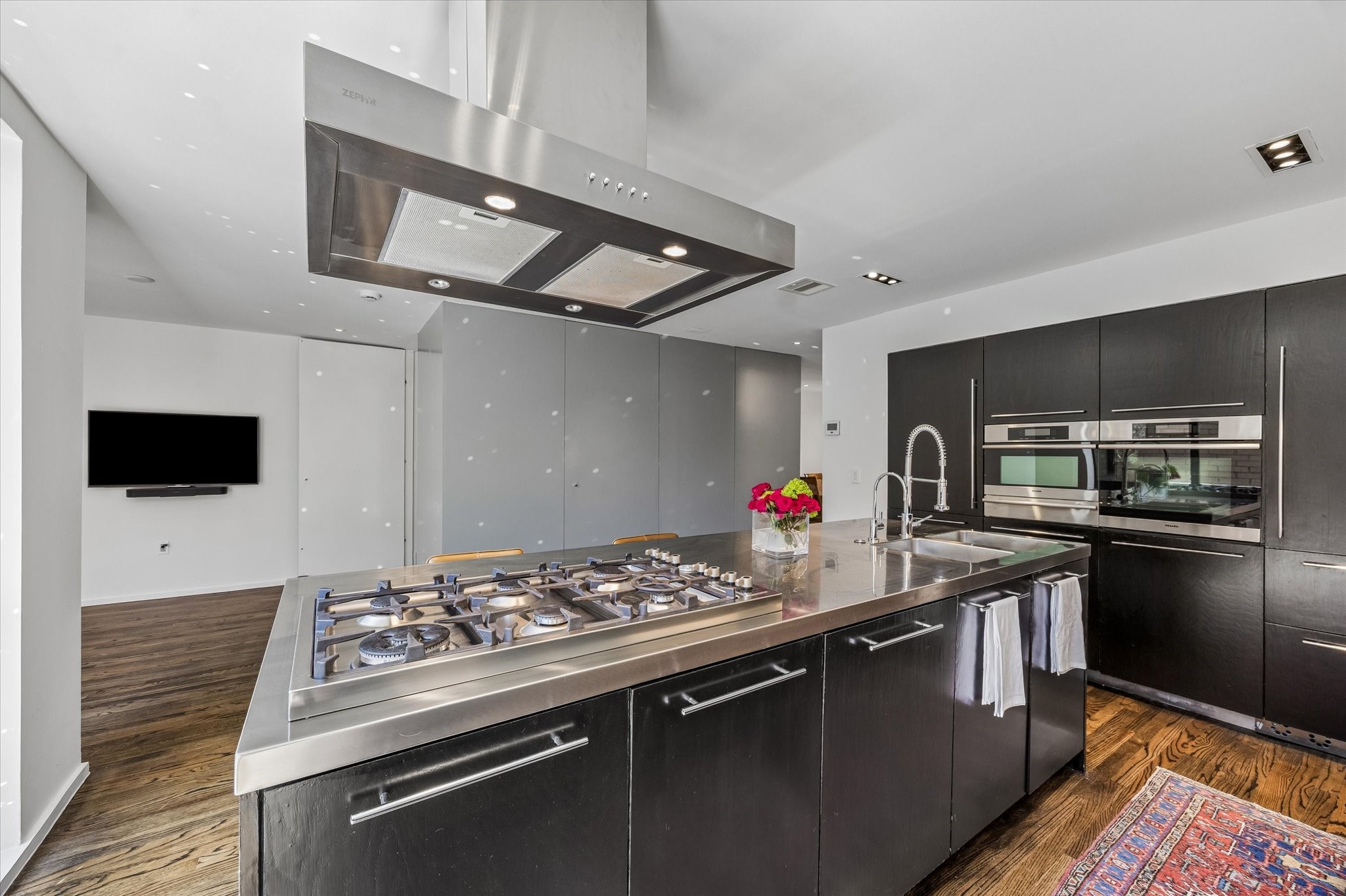 1007 Barkdull Street, Unit 4 Houston, TX 77006 - Photo 13 of 28 Six burner cooktop with stainless steel venthood.