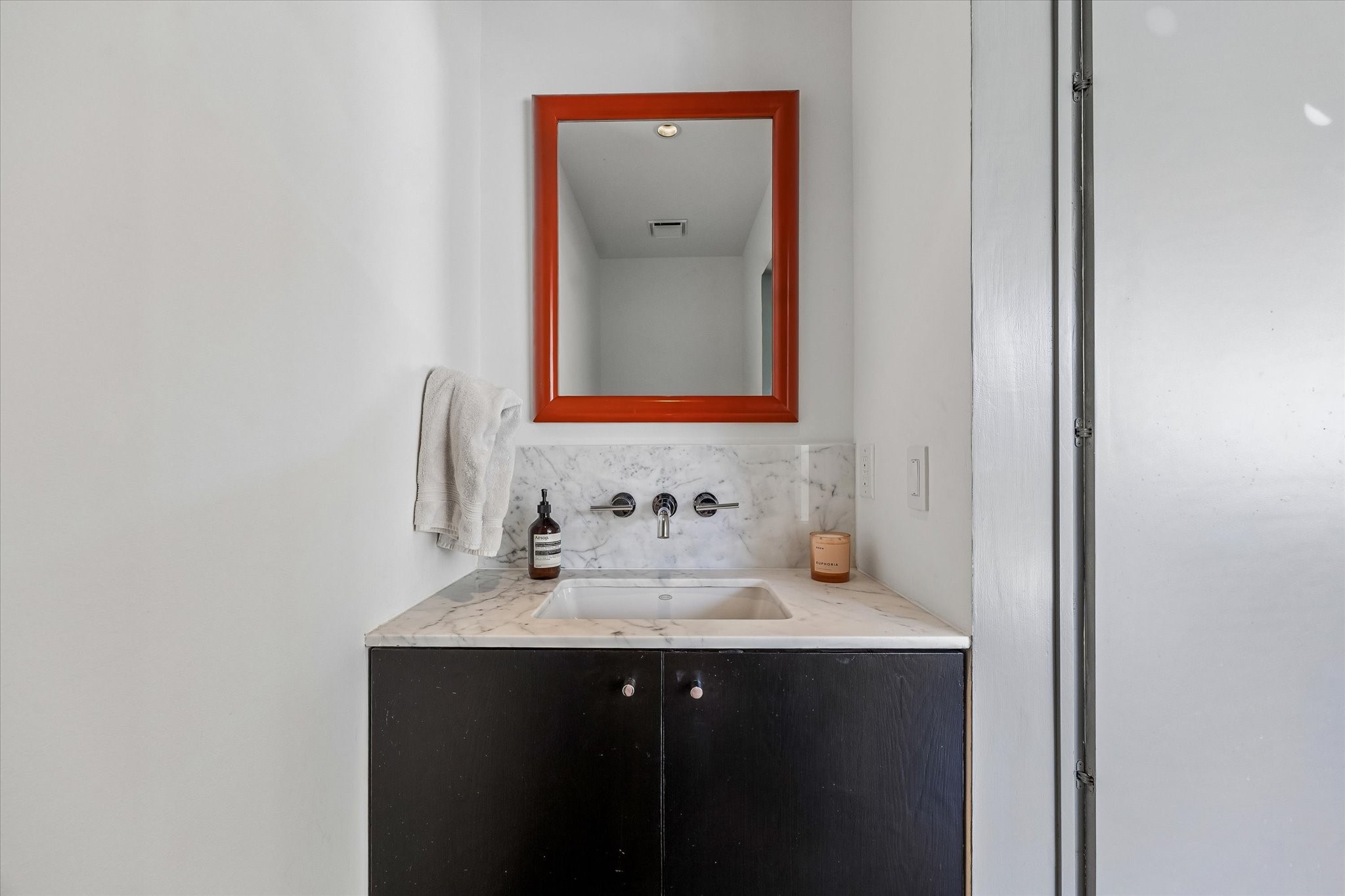 1007 Barkdull Street, Unit 4 Houston, TX 77006 - Photo 14 of 28 Powder room on second floor.
